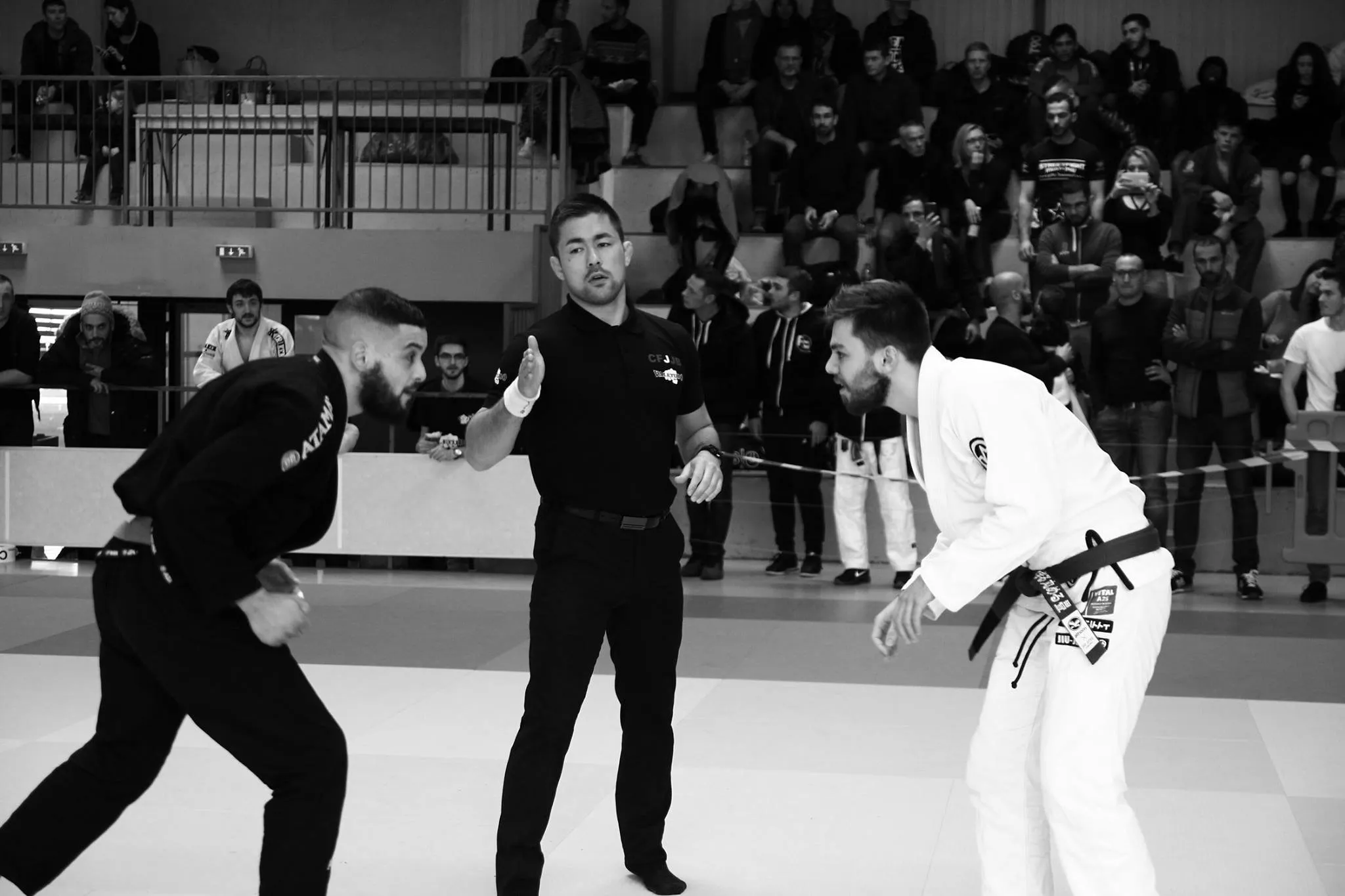 Deux combattants face à face devant l’arbitre, lors de la coupe de la zone Est