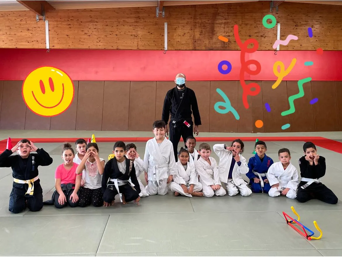 Le groupe enfants assis sur le tatami avec son professeur, décor de fête