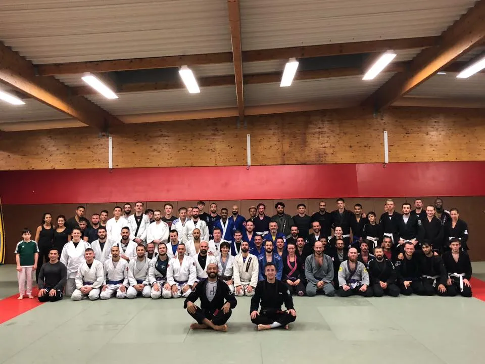 Photo de groupe sur le tatami