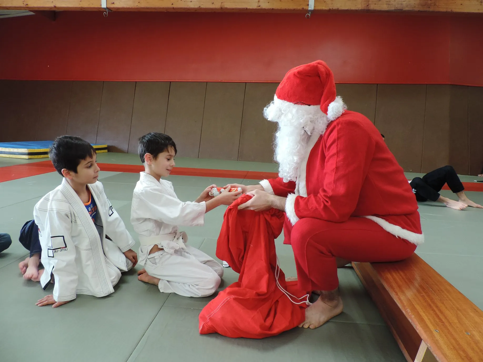Le Père Noël distribue des cadeaux aux enfants du club
