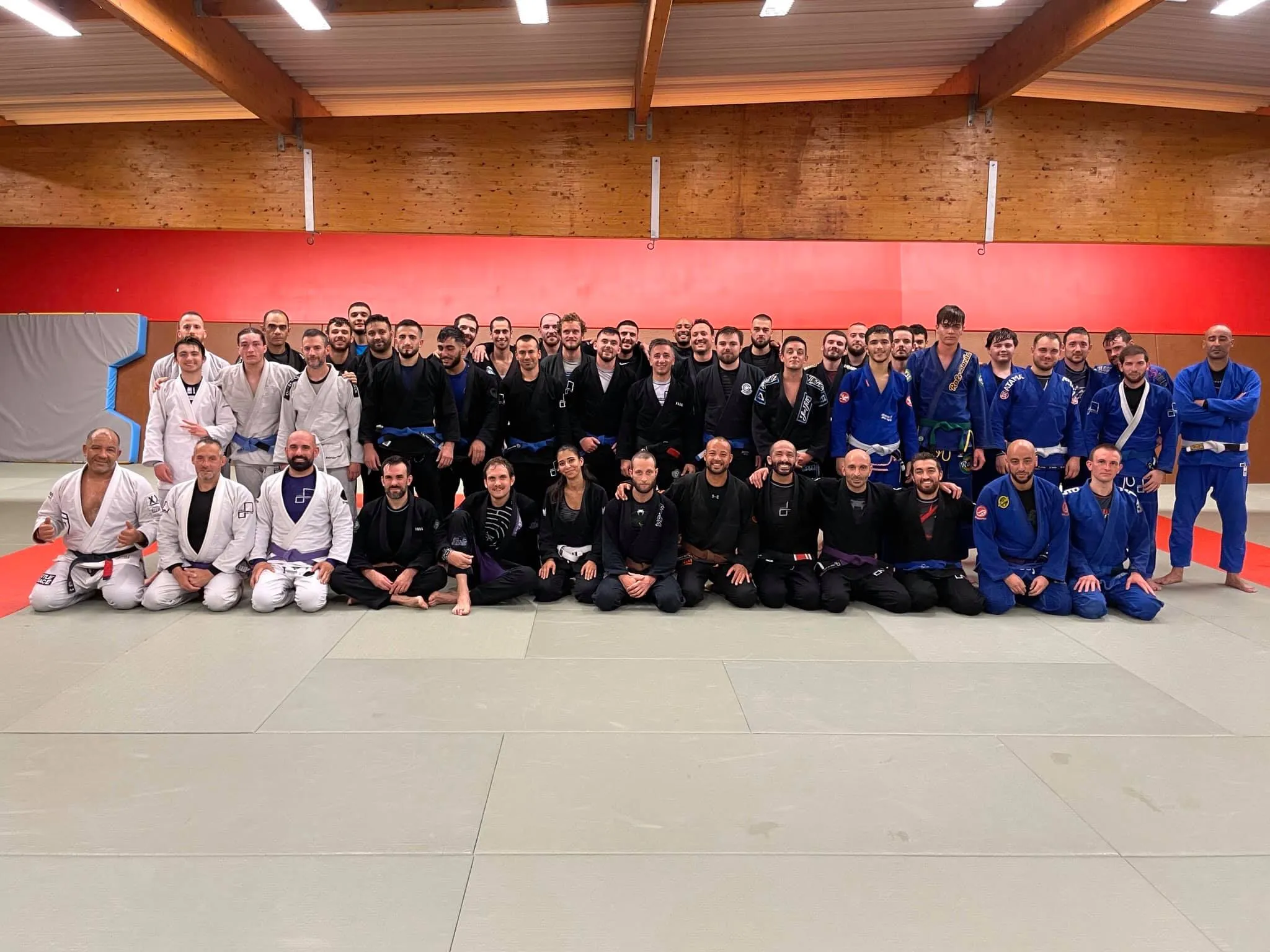 Photo de groupe du club sur le tatami